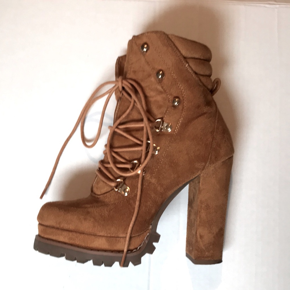 Woman’s 6 1/2 faux suede boots.
